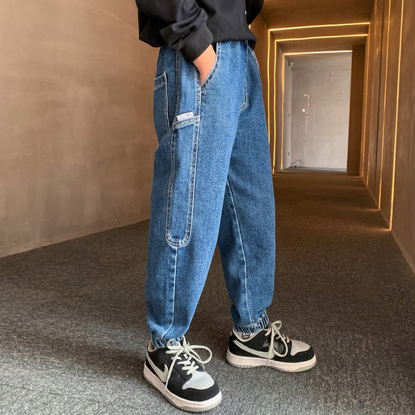 Modernus džinsų švarus modelis su kišene