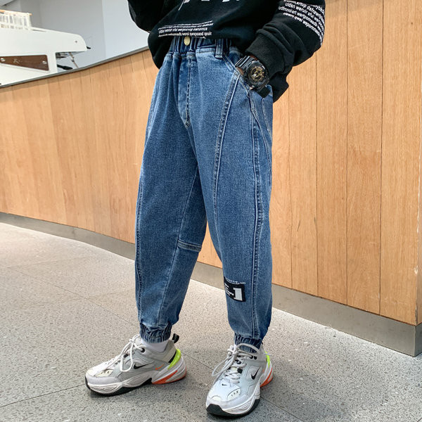 Alkalmi farmernadrág fiúknak elasztikus szárral és logóval