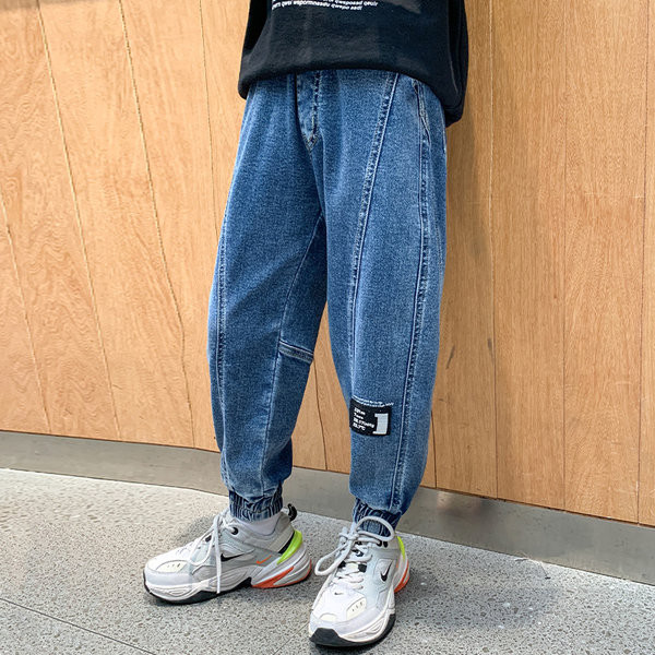 Alkalmi farmernadrág fiúknak elasztikus szárral és logóval