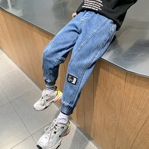 Alkalmi farmernadrág fiúknak elasztikus szárral és logóval