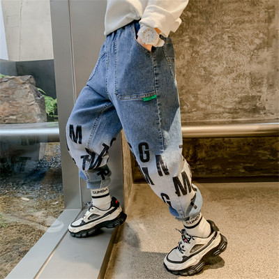 Széles gyereknadrág zsebbel és feliratokkal