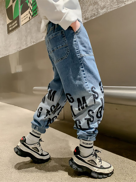 Széles gyereknadrág zsebbel és feliratokkal