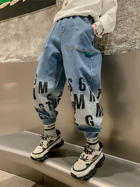 Széles gyereknadrág zsebbel és feliratokkal