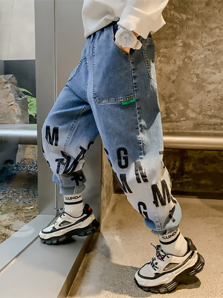 Széles gyereknadrág zsebbel és feliratokkal