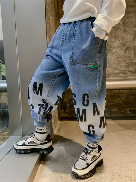 Széles gyereknadrág zsebbel és feliratokkal