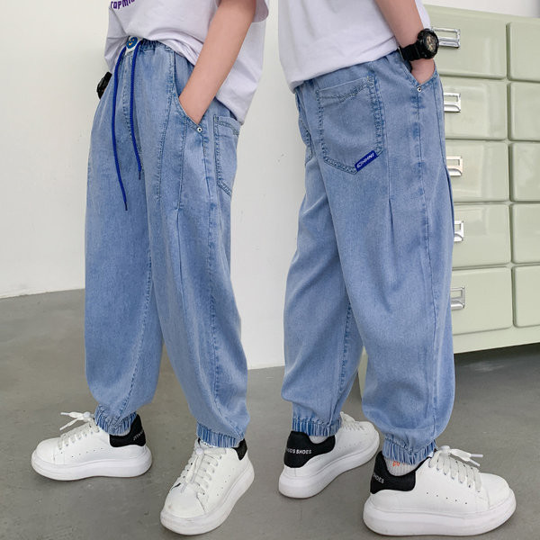 Divatos fiú farmernadrág elasztikus lábkötővel és zsebbel