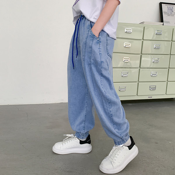 Divatos fiú farmernadrág elasztikus lábkötővel és zsebbel