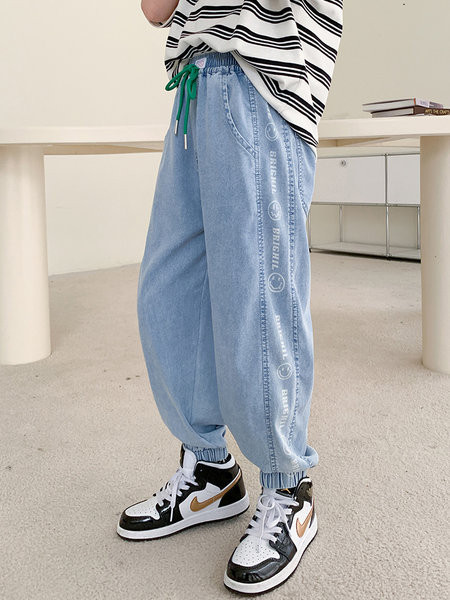 Zsebes és fűzős gyerekfarmer