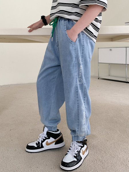 Zsebes és fűzős gyerekfarmer