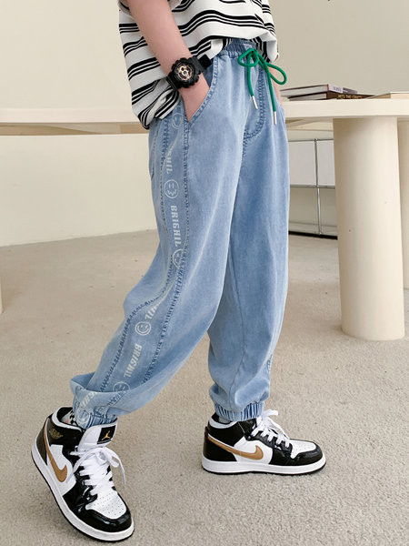 Zsebes és fűzős gyerekfarmer