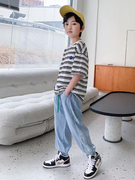 Zsebes és fűzős gyerekfarmer