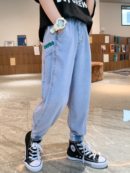 Vaikiški džinsai su kišenėmis ir siuvinėjimais