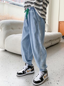 Fiúk széles szárú farmernadrágja színes fűzővel és felirattal