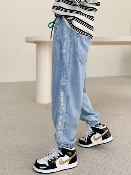 Fiúk széles szárú farmernadrágja színes fűzővel és felirattal