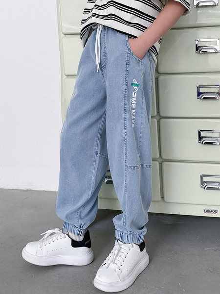 Vaikiški laisvalaikio džinsai berniukams - ploni su kišenėmis ir kaklaraiščiais