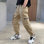 Modern gyereknadrág gumírozott szárral és felirattal