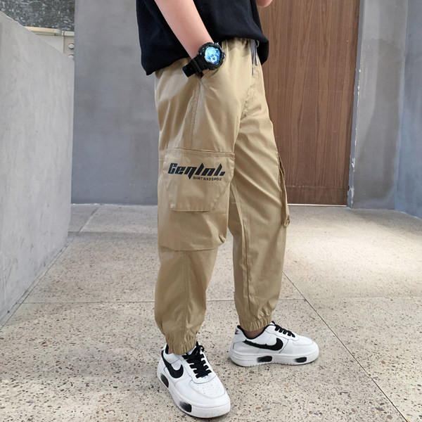 Modern gyereknadrág gumírozott szárral és felirattal