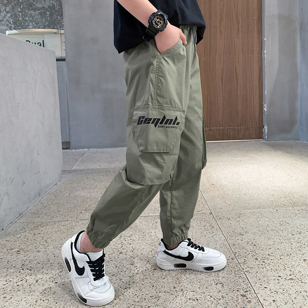 Modern gyereknadrág gumírozott szárral és felirattal