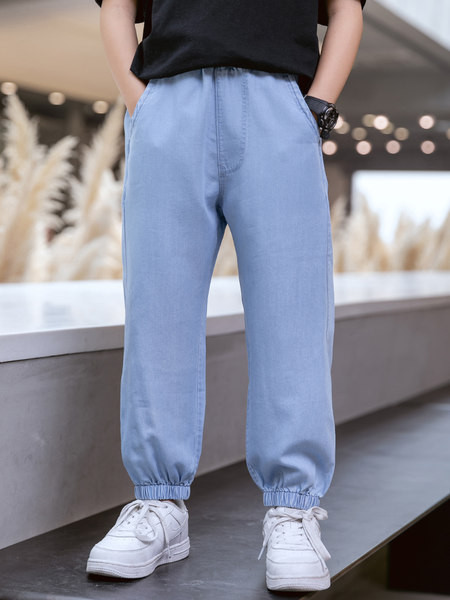 Dječje hlače s džepom u jednoj boji