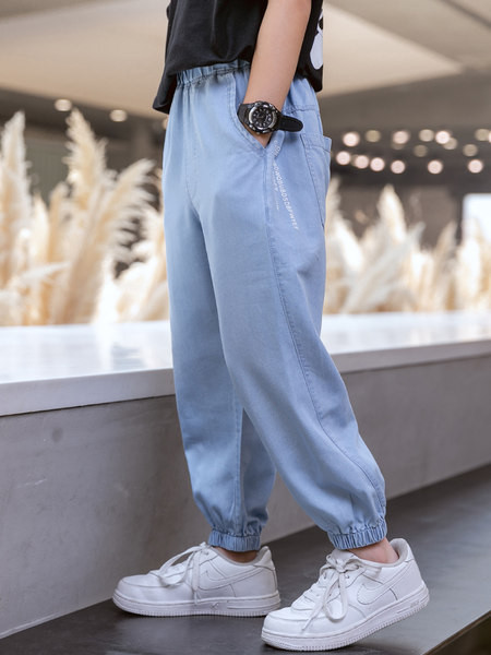 Dječje hlače s džepom u jednoj boji