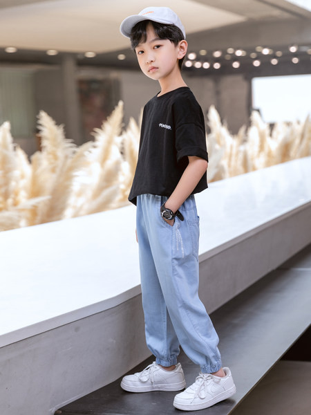 Dječje hlače s džepom u jednoj boji