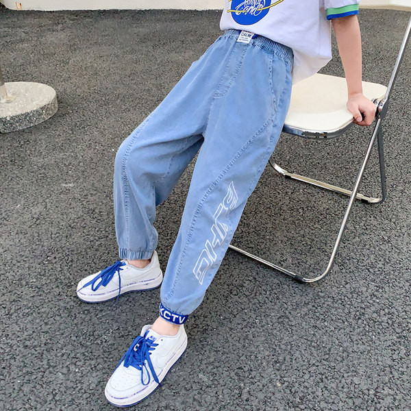 Gyermek nadrág fiúknak mintával és fűzővel