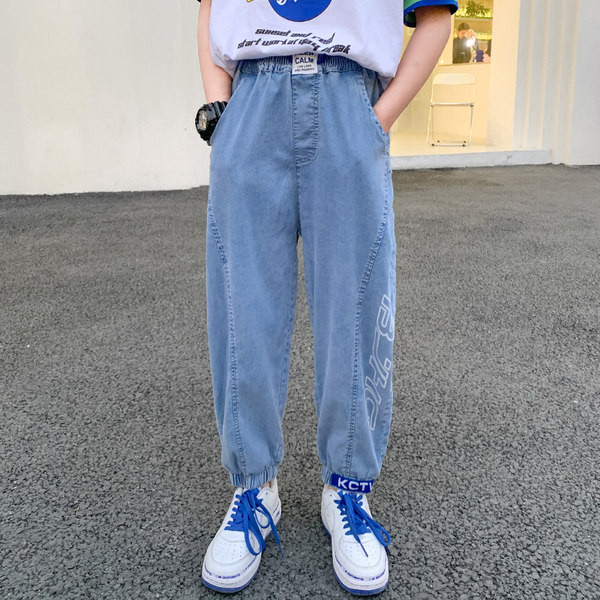 Gyermek nadrág fiúknak mintával és fűzővel