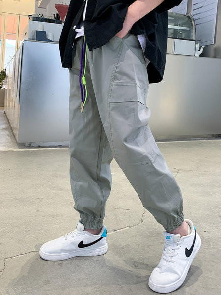 Dviejų spalvų vaikiškos sportinės kelnės