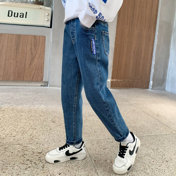 Gyermekfarmer gombbal és zsebbel