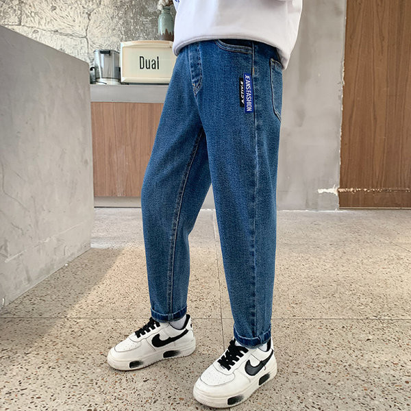 Gyermekfarmer gombbal és zsebbel