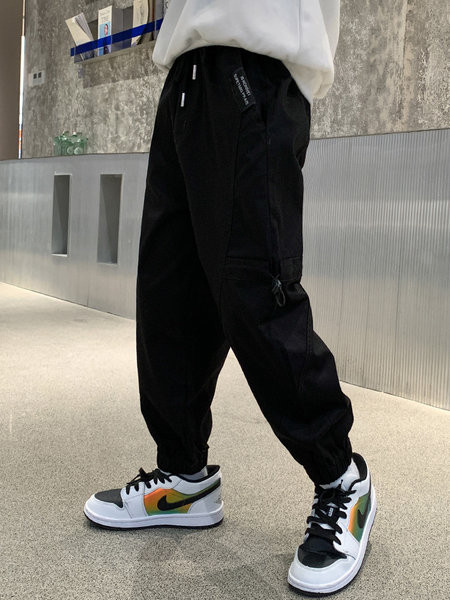 Elastinės vaikiškos kelnės berniukams su kišene ir kaklaraiščiais