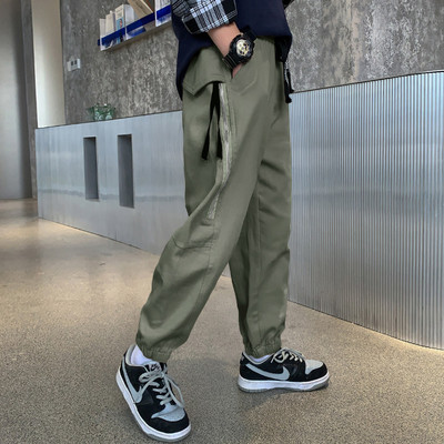 Gyerek sportnadrág zsebbel és fűzővel