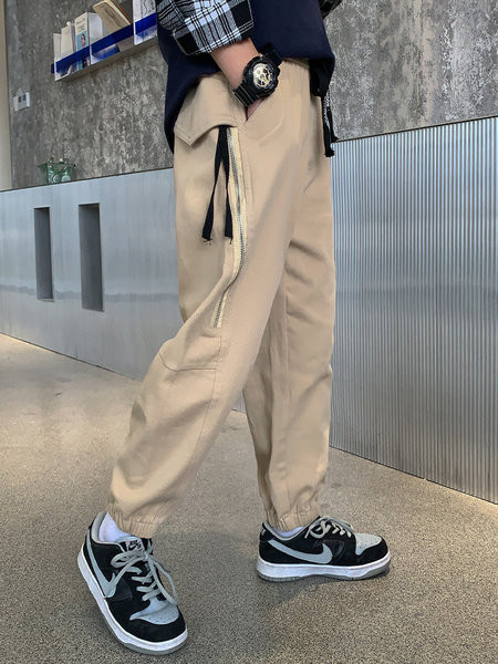 Gyerek sportnadrág zsebbel és fűzővel