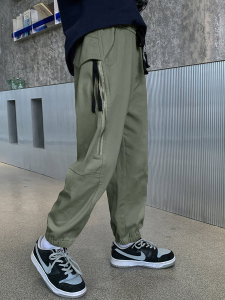 Gyerek sportnadrág zsebbel és fűzővel