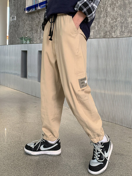 Gyerek sportnadrág zsebbel és fűzővel