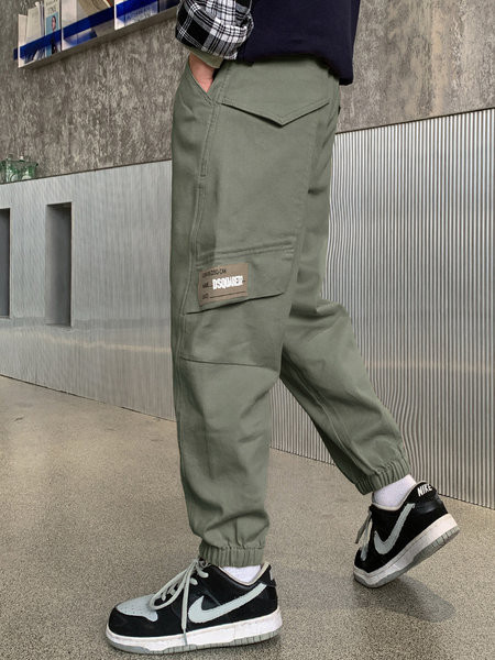 Gyerek sportnadrág zsebbel és fűzővel