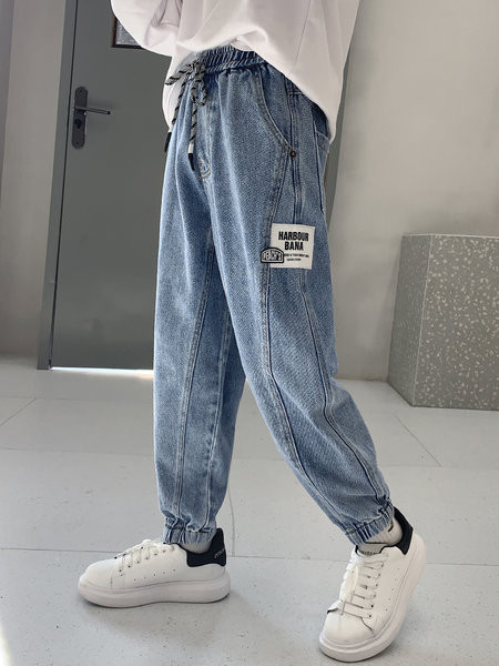 Fiúk széles szárú farmernadrágja fűzővel és zsebbel