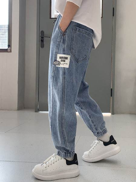 Fiúk széles szárú farmernadrágja fűzővel és zsebbel