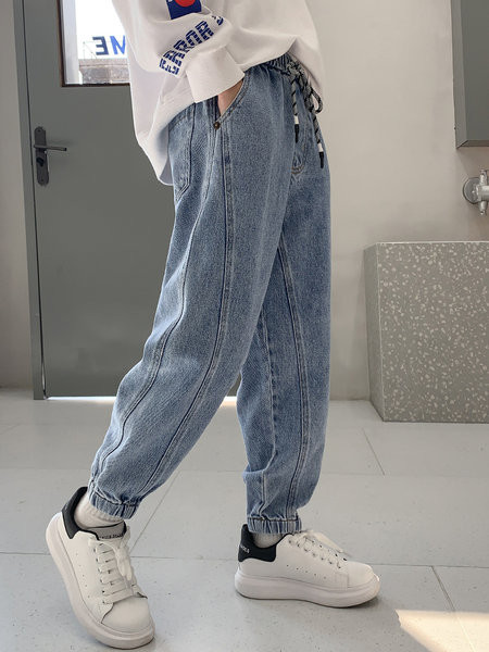 Fiúk széles szárú farmernadrágja fűzővel és zsebbel