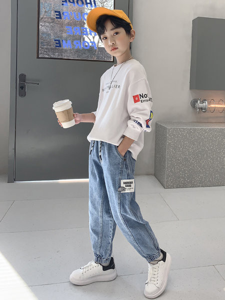 Fiúk széles szárú farmernadrágja fűzővel és zsebbel