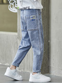 Stílusos farmernadrág fiúknak logóval és zsebbel