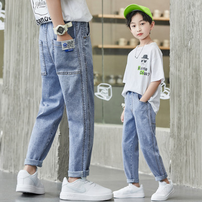 Stílusos farmernadrág fiúknak logóval és zsebbel