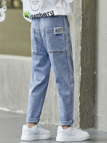 Stílusos farmernadrág fiúknak logóval és zsebbel