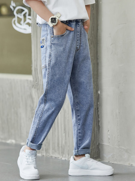 Stílusos farmernadrág fiúknak logóval és zsebbel