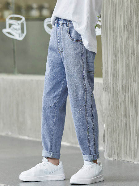 Stílusos farmernadrág fiúknak logóval és zsebbel