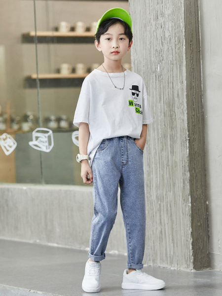 Stílusos farmernadrág fiúknak logóval és zsebbel