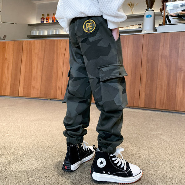 Jesensko-zimske maskirne hlače s printom i džepom