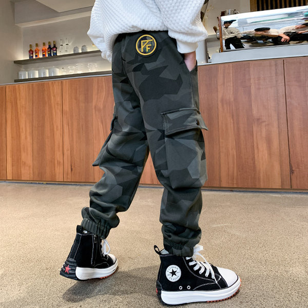 Jesensko-zimske maskirne hlače s printom i džepom