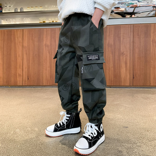 Jesensko-zimske maskirne hlače s printom i džepom