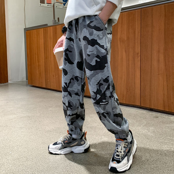 Gyermek terepszínű nadrág zsebbel